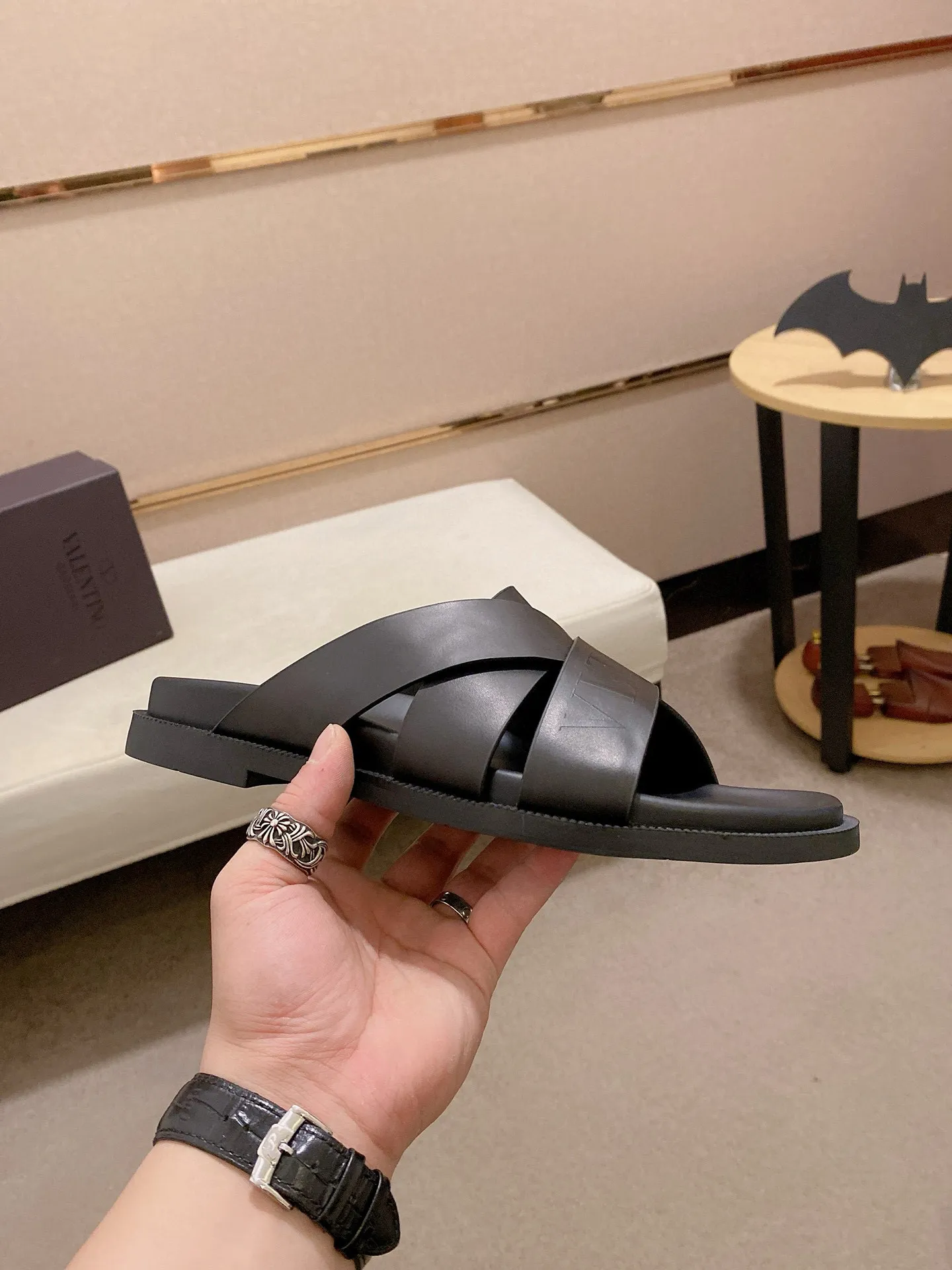 Men's shoes💰: 440💰[Valentino] New men's boutique slippers, counter quality, classic plaid, the actual workmanship is quite complex🔰The uppers are made of imported fabrics➕🐑Sheepskin lining, which tests the craftsman's craftsmanship➕original PU outsole. Size: 38-44 (45 can be customized, non-refundable)